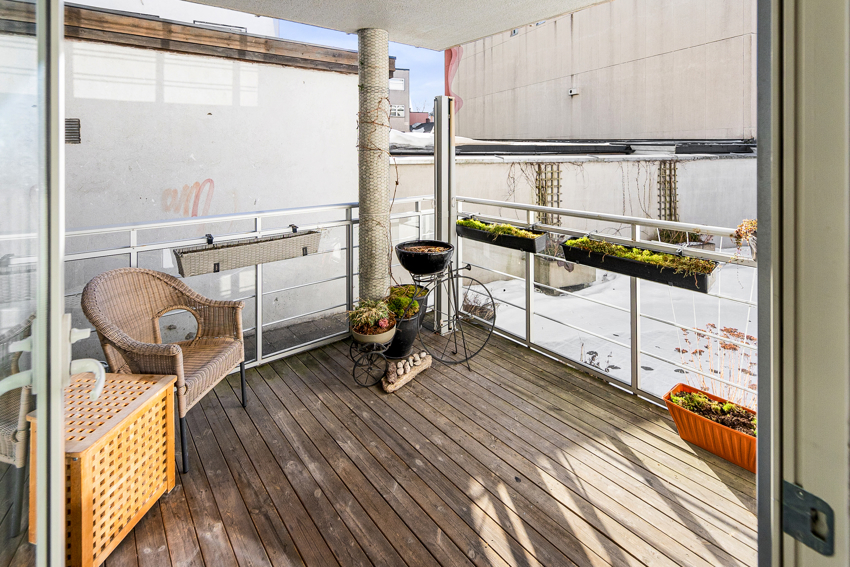 Langs leiligheten omkranses leiligheten av en hjørneterrasse på ca. 10 m² med utgang fra stuen