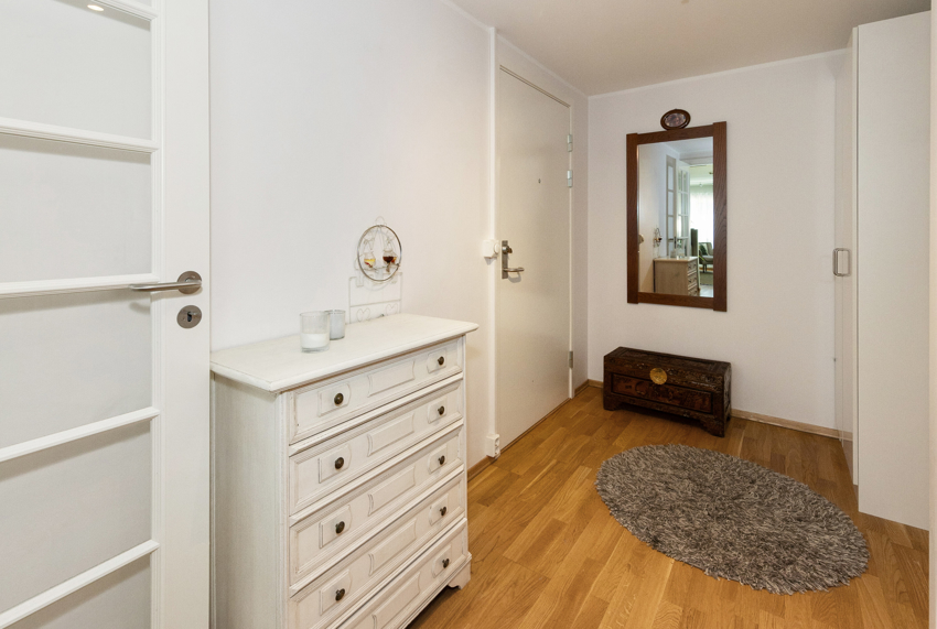 Leiligheten har en lys og innbydende entré/gang som gir et godt førsteinntrykk av boligen 