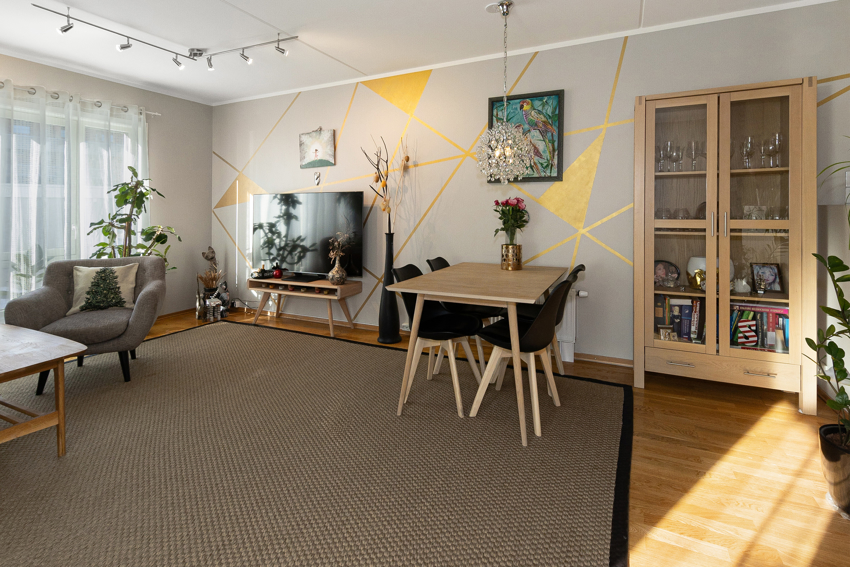 Stuen oppleves lys og luftig. Stuen ble smakfullt overflateoppusset i 2024