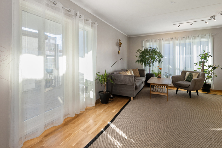 Stuen er lys og luftig med vindusrekke langs vestveggen, samt utgang til en terrasse.