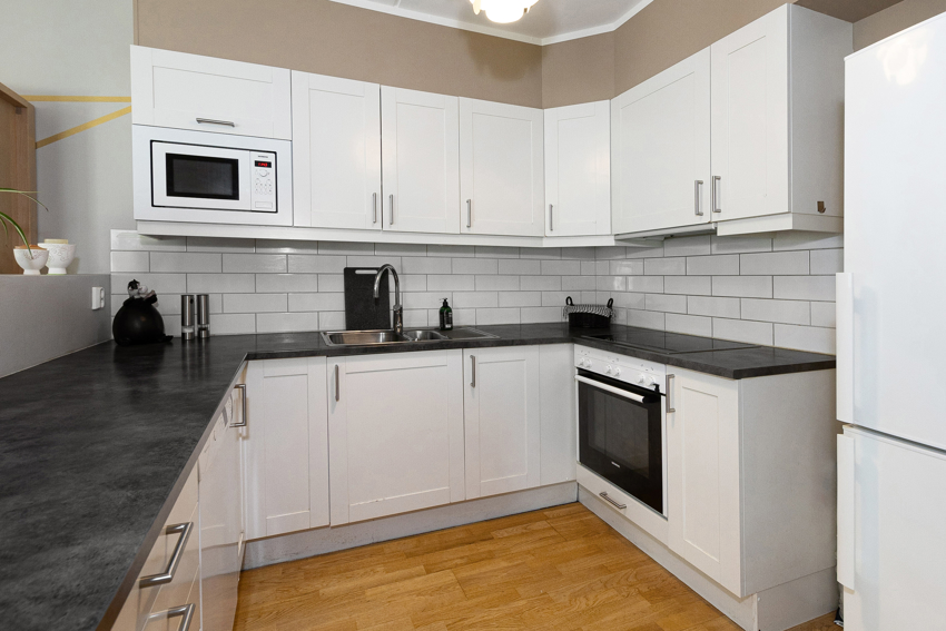 Kjøkkeninnredningen er fra 2012 plassert i et hjørne åpent mot stuen. 