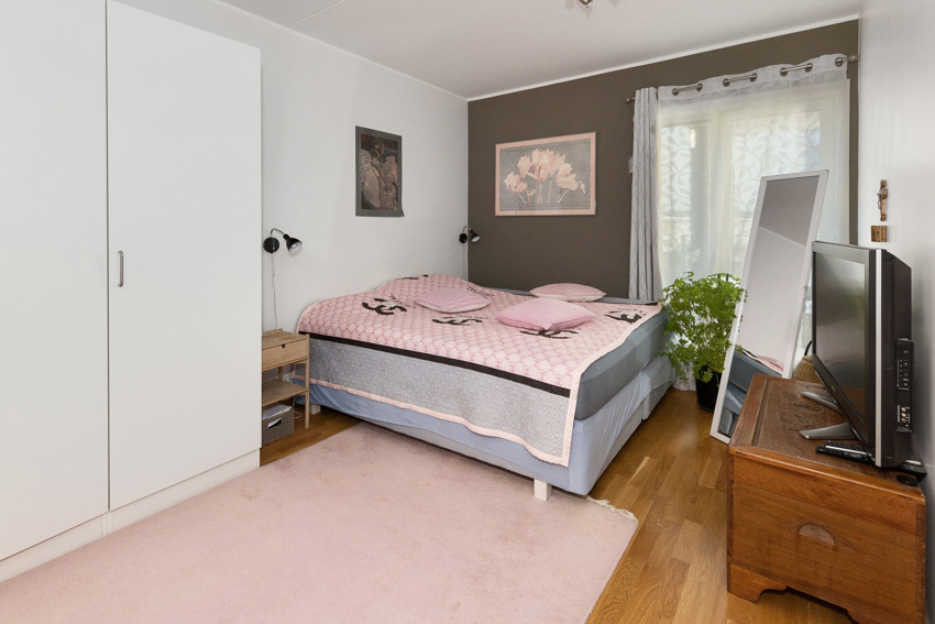 Hovedsoverommet er svært romslig, og innredet med skyvedørsgarderobe. 