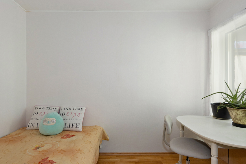 Soverom 2 er også av fin størrelse, og egner seg godt som barnerom, gjesterom eller kontor, alt etter behov og ønsker. 