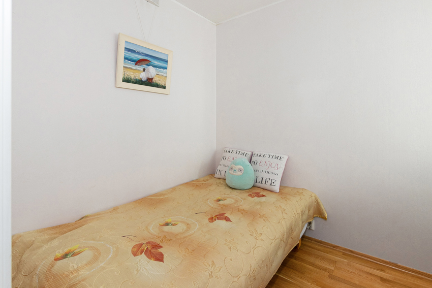 Alle rommene har parkettgulv, hvitmalt, glatt himling og veggflater som er malt opp i 2024