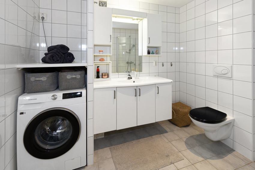 Det er varme i gulvet, downlights i himling og nisje med opplegg for vaskemaskin.
