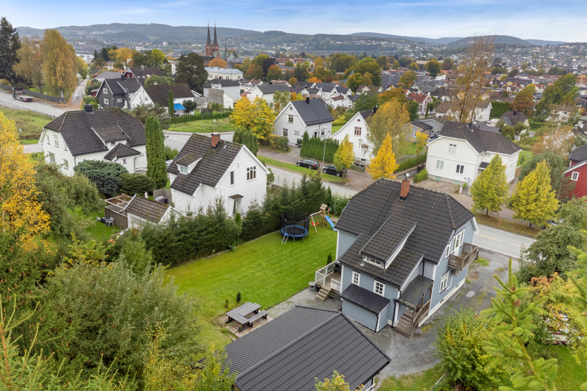Boligen har en romslig tomt