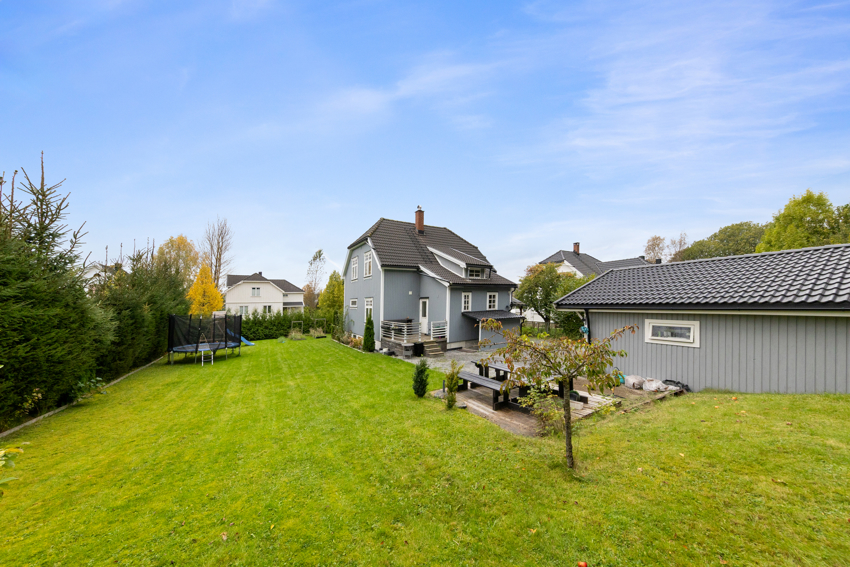 Stor hage og masse boltreplass for barn