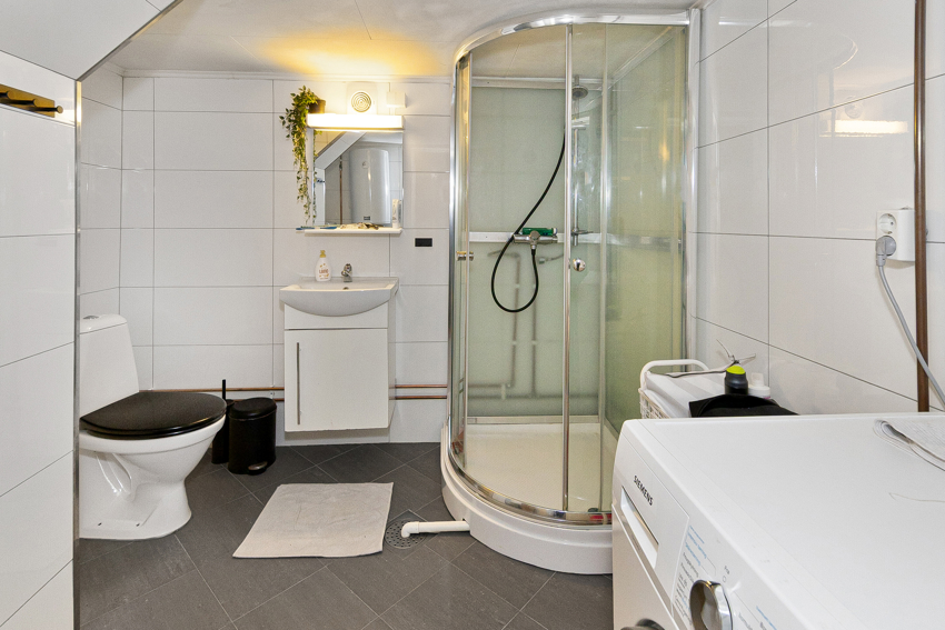 Badet i kjelleren(innredningen av kjelleren er ikke søkt godkjent)