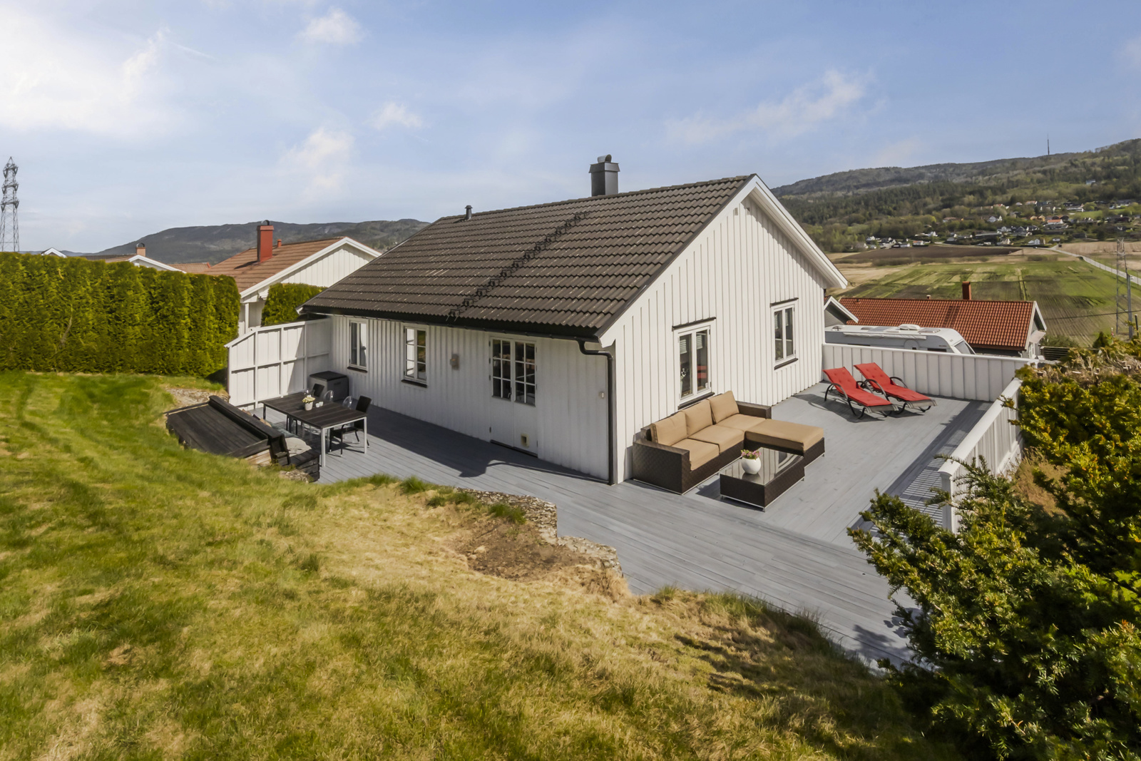 Stor terrasse mot syd og vest