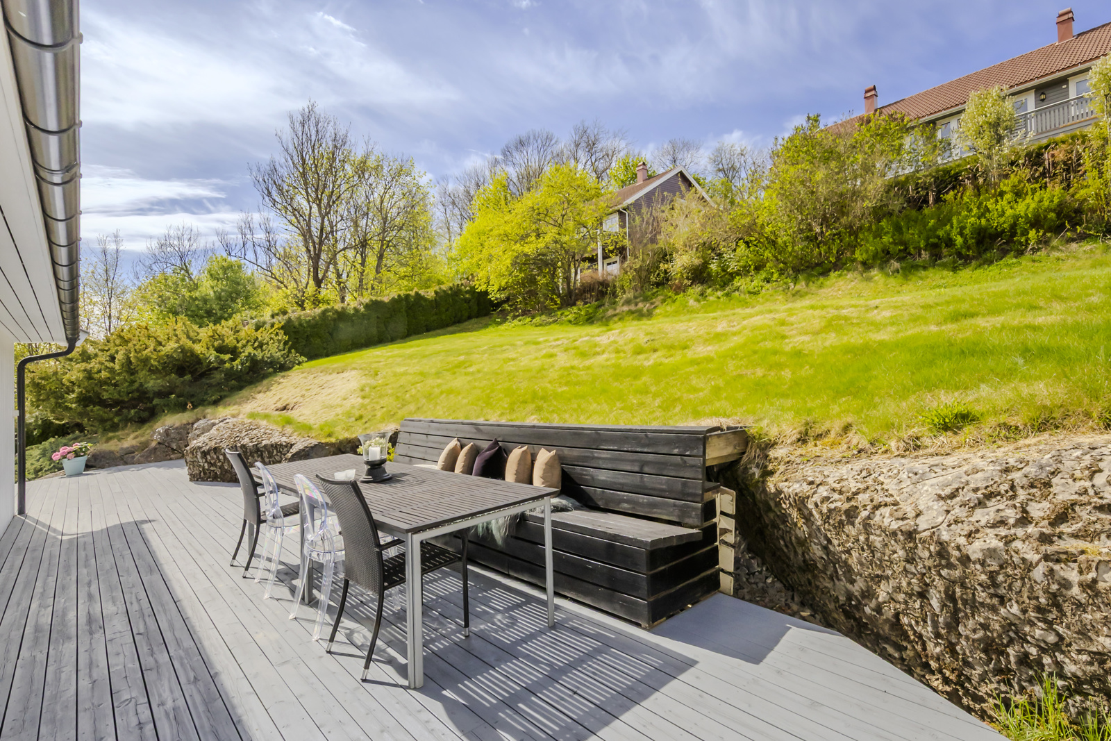 Terrasse og hage mot vest