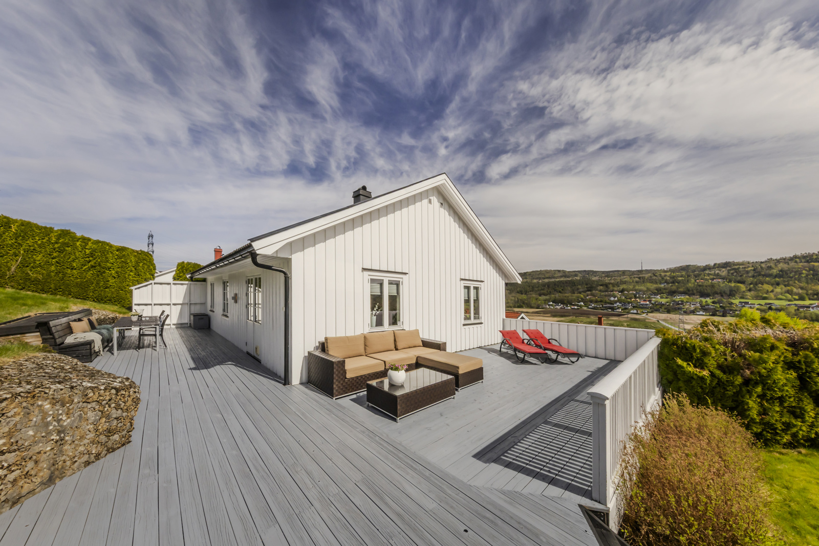 Store uteområder lagt med terrassegulv