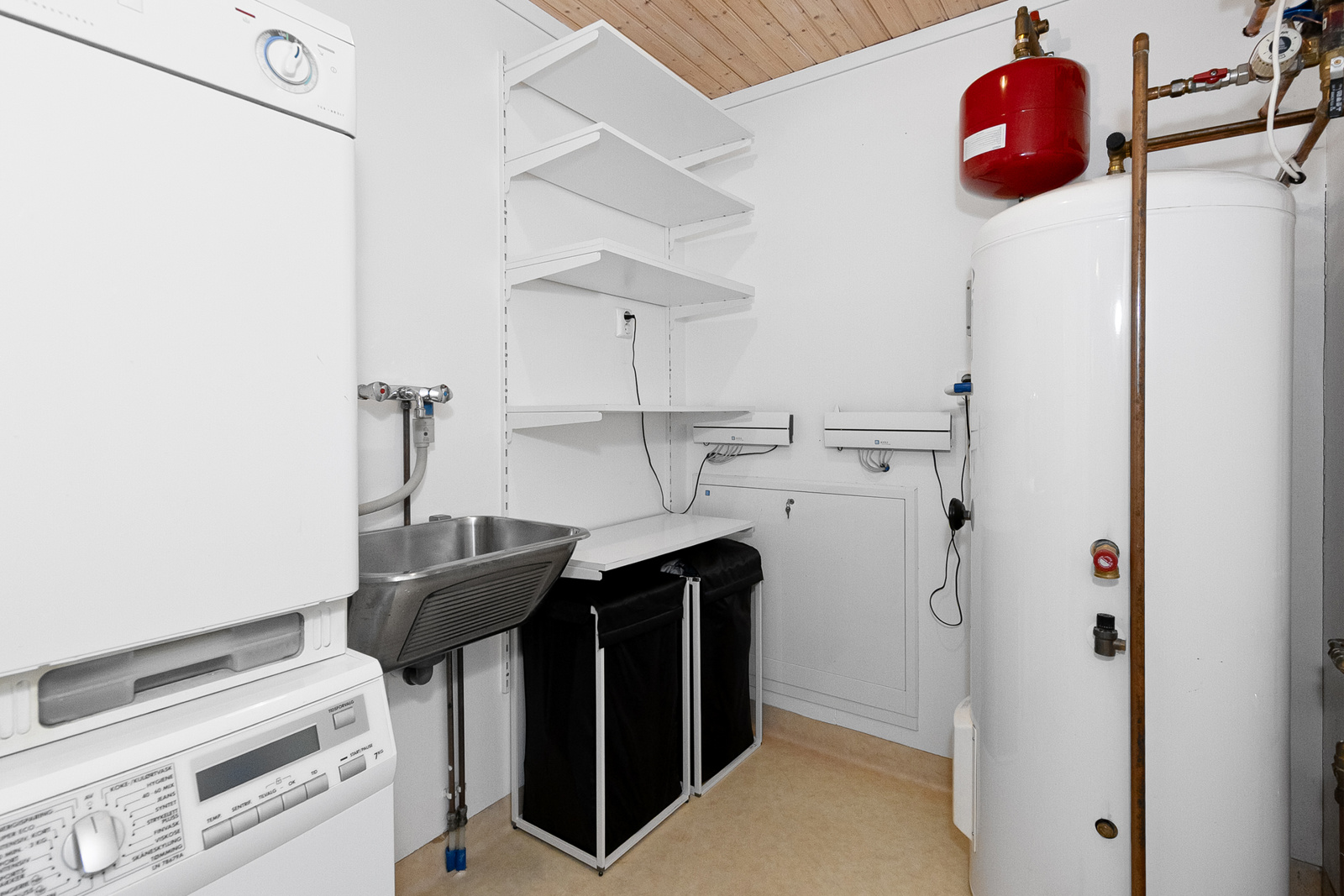 Vaskerom med opplegg vaskemaskin og tørketrommel