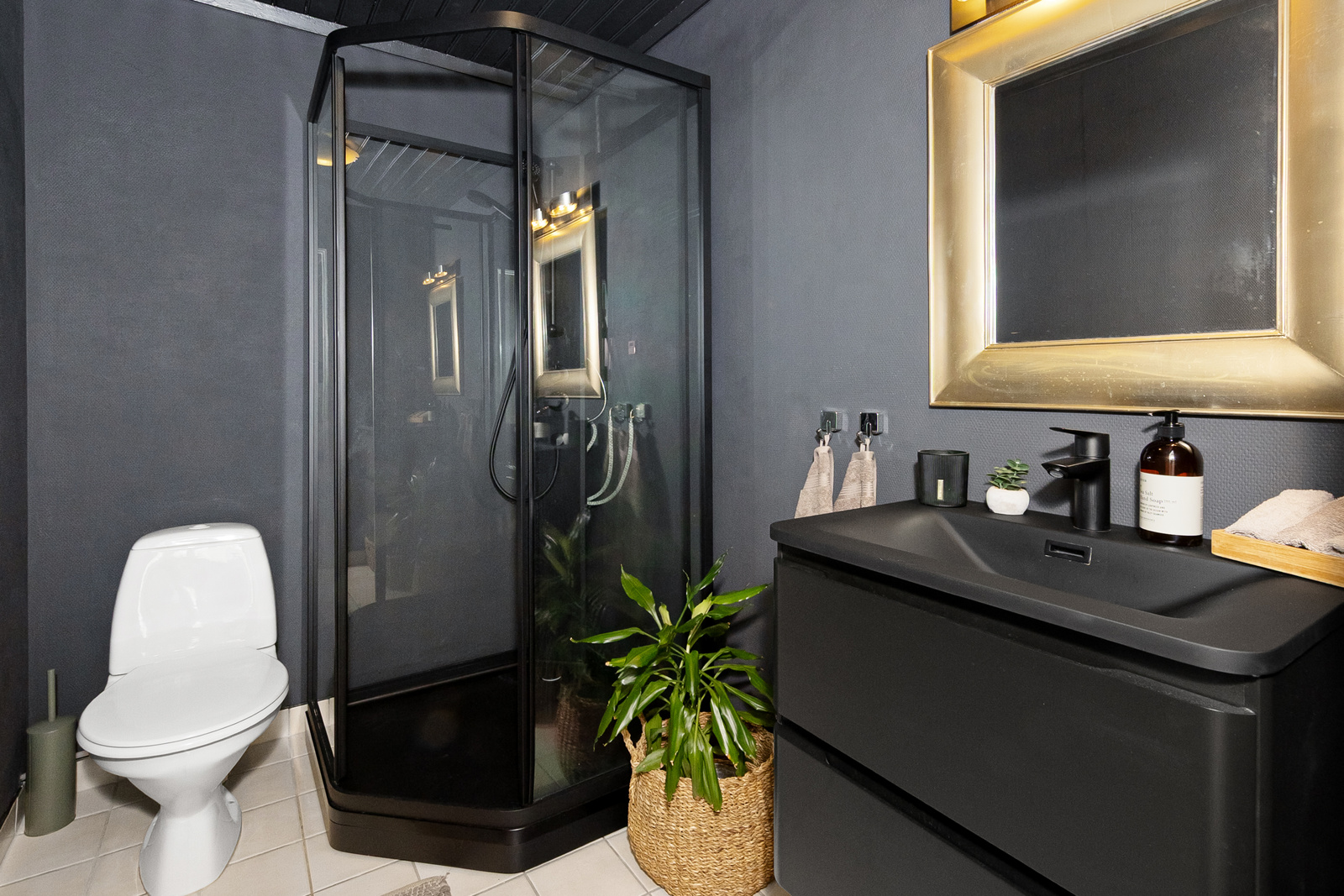 Dusjbad, nyinnredet med wc, dusjkabinett og servant med underskap.