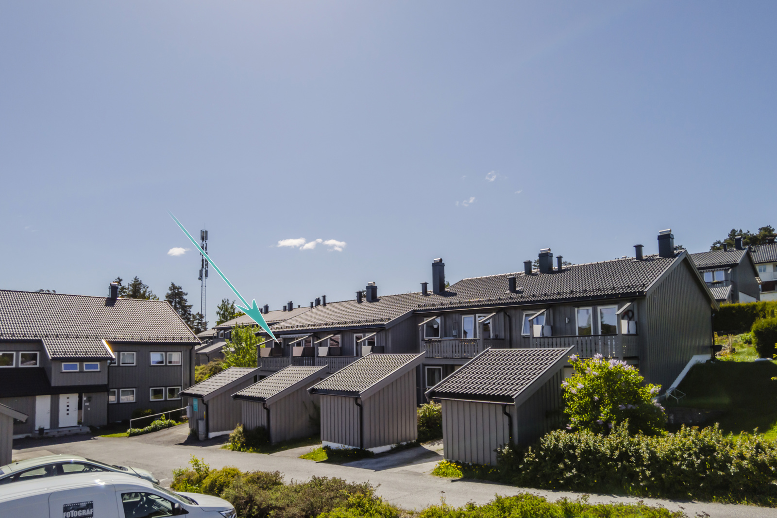 Steinbelagt inngangsparti.