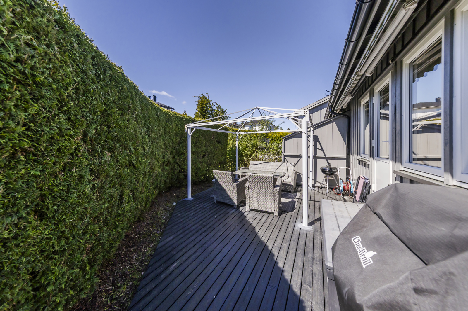 Koselig terrasse med god plass til hagemøbler og grill.