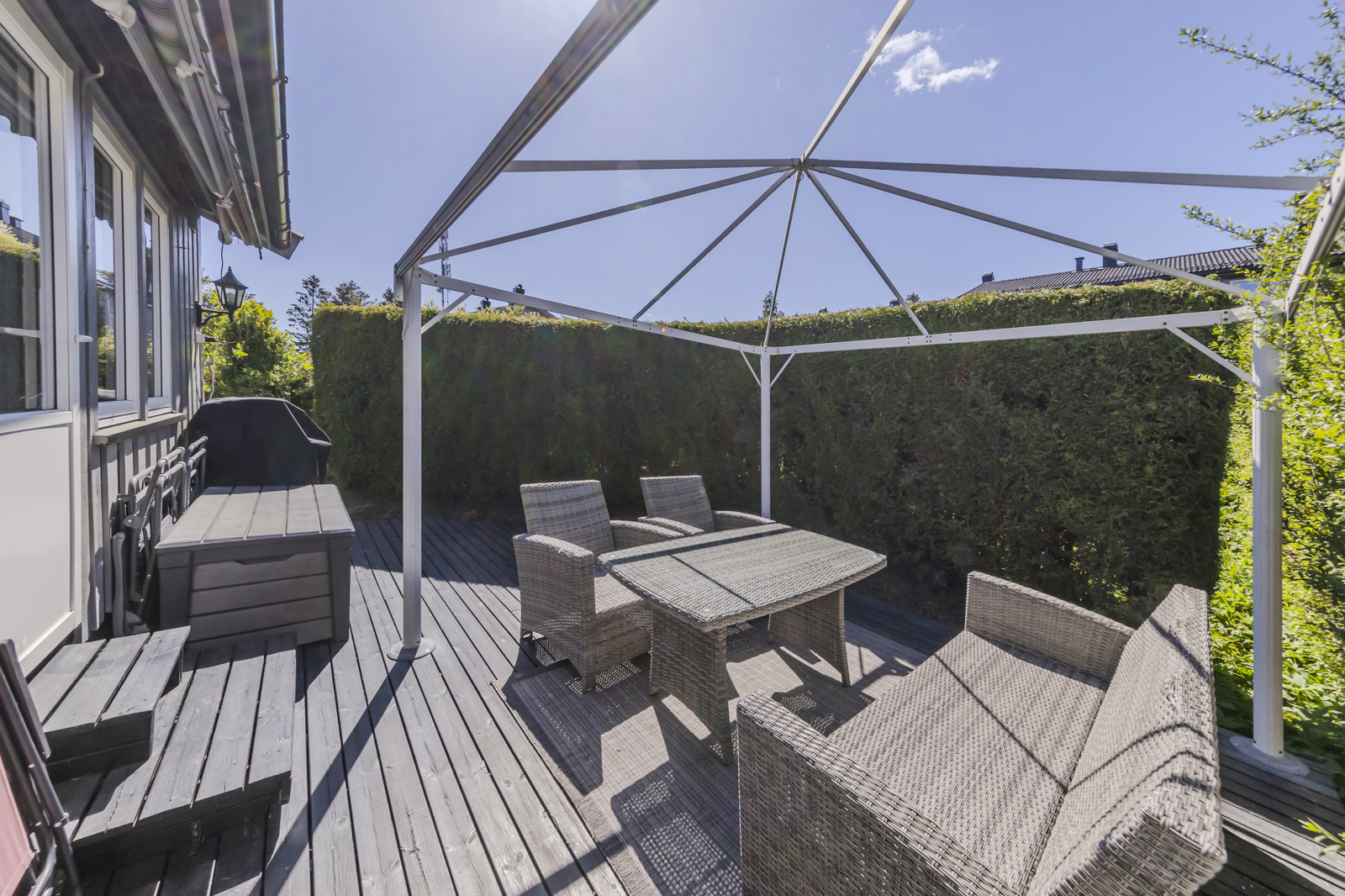 Fra stue er det utgang til usjenert terrasse og hage. 