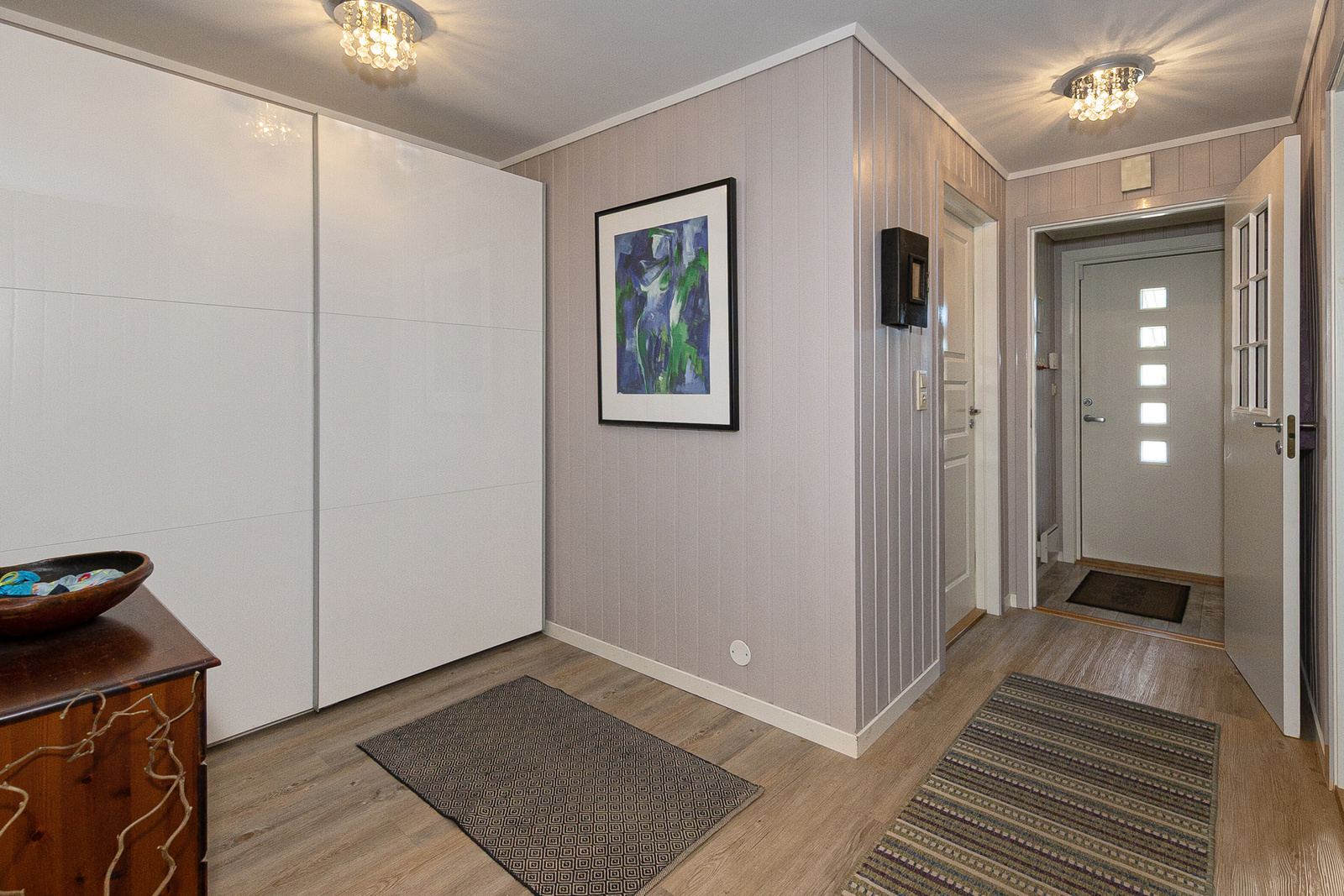 Velkommen inn ! Romslig gang med praktisk skyvedørsgarderobe.