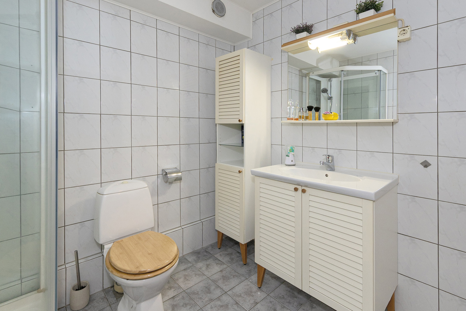 Badet i u.etg. er flislagt og har varmekabler i gulvet.
