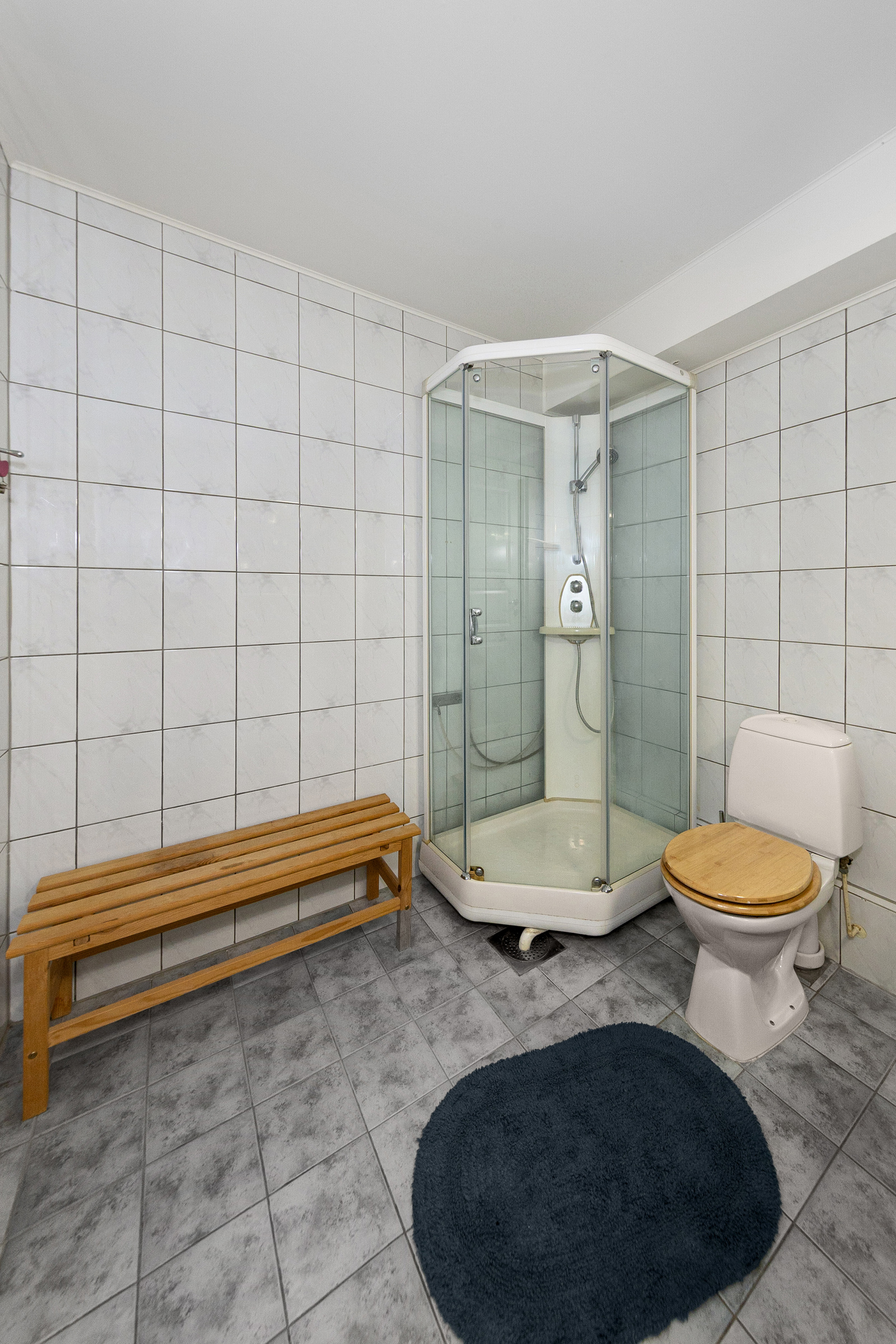 Badet i u.etg. inneholder dusjkabinett, wc, innredning med skap og heldekkende servant samt 1.stk høyskap.