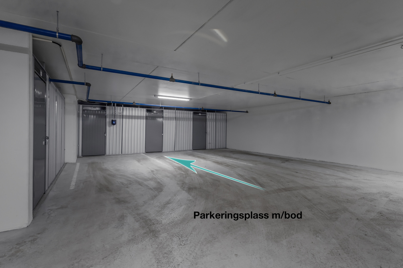 Parkeringsplass i felles garasjekjeller - Romslig bod i bakkant av parkeringsplassen