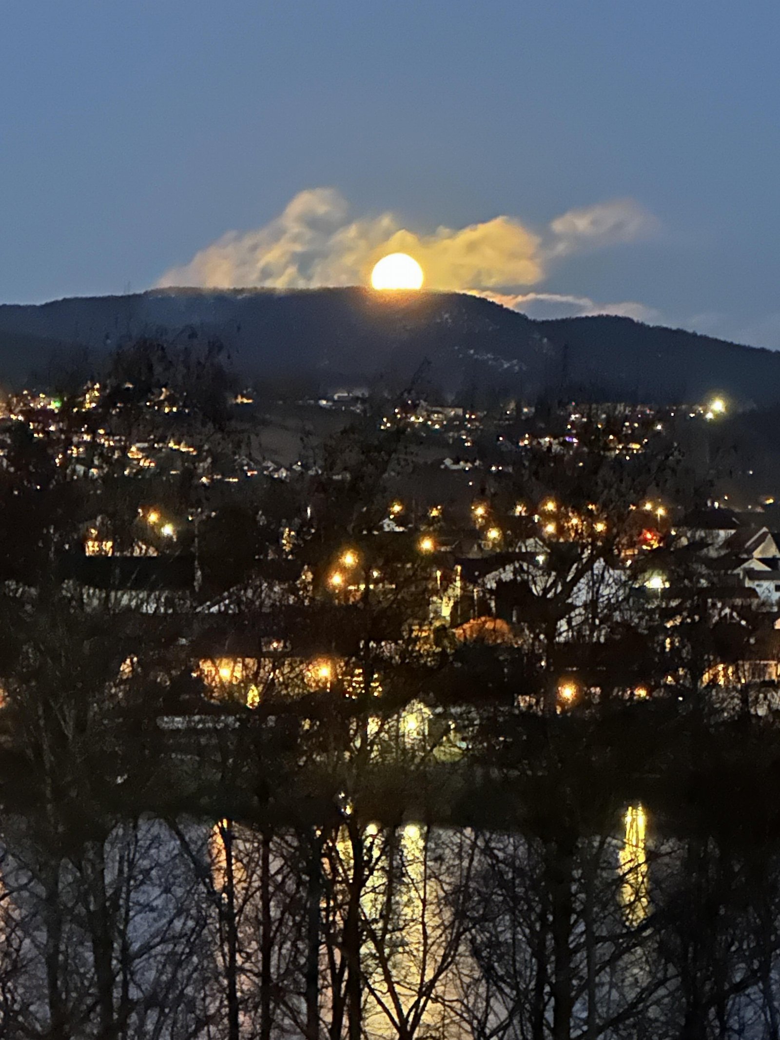 Selgers private bilde - tatt fra balkongen mot Hjellevannet