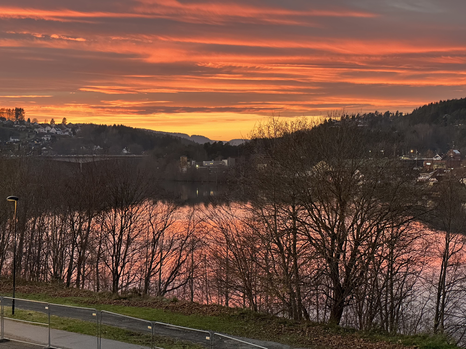 Nydelig solnedgang tatt fra balkongen mot Hjellevannet