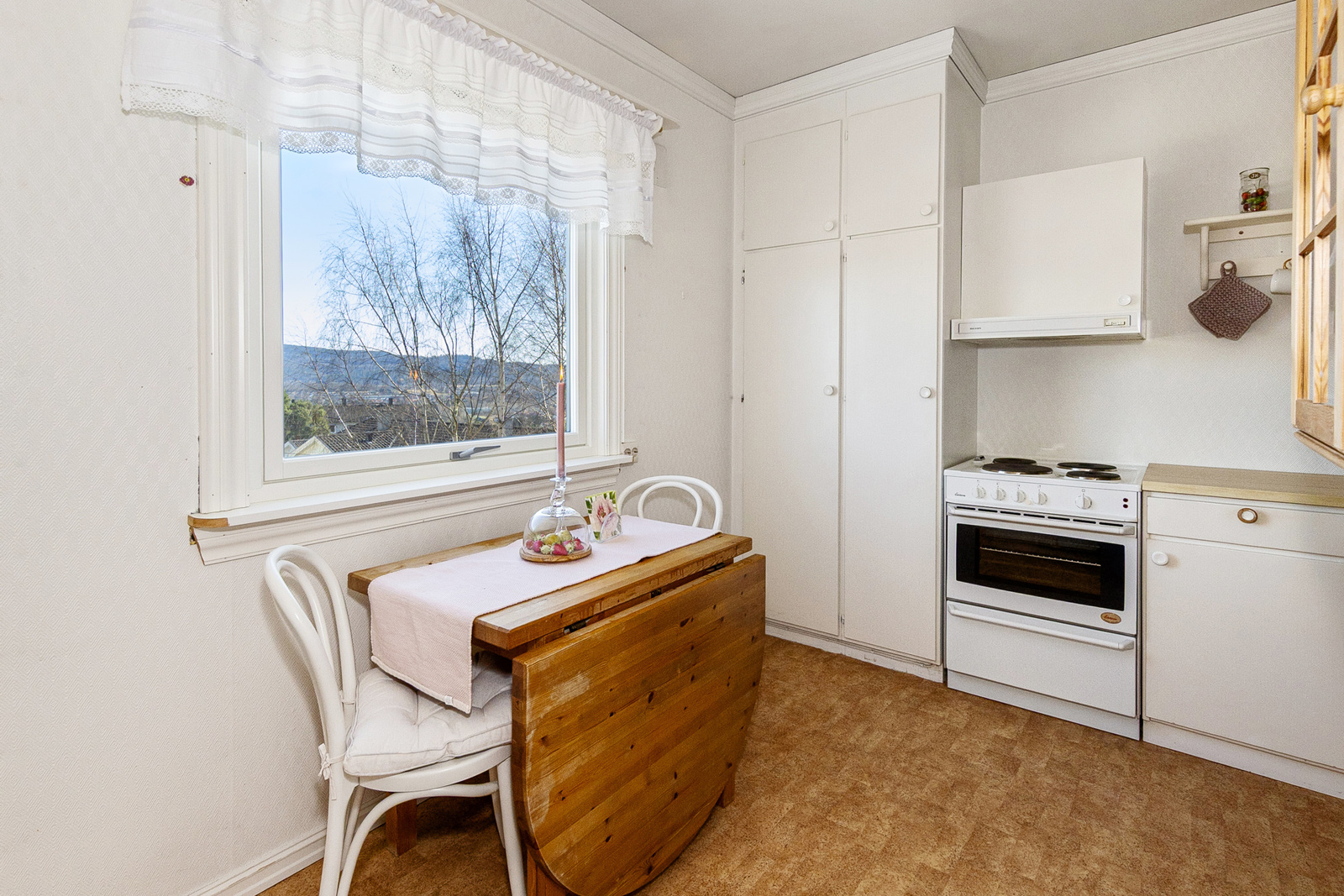 Koselig plass for kjøkkenbord ved vinduet