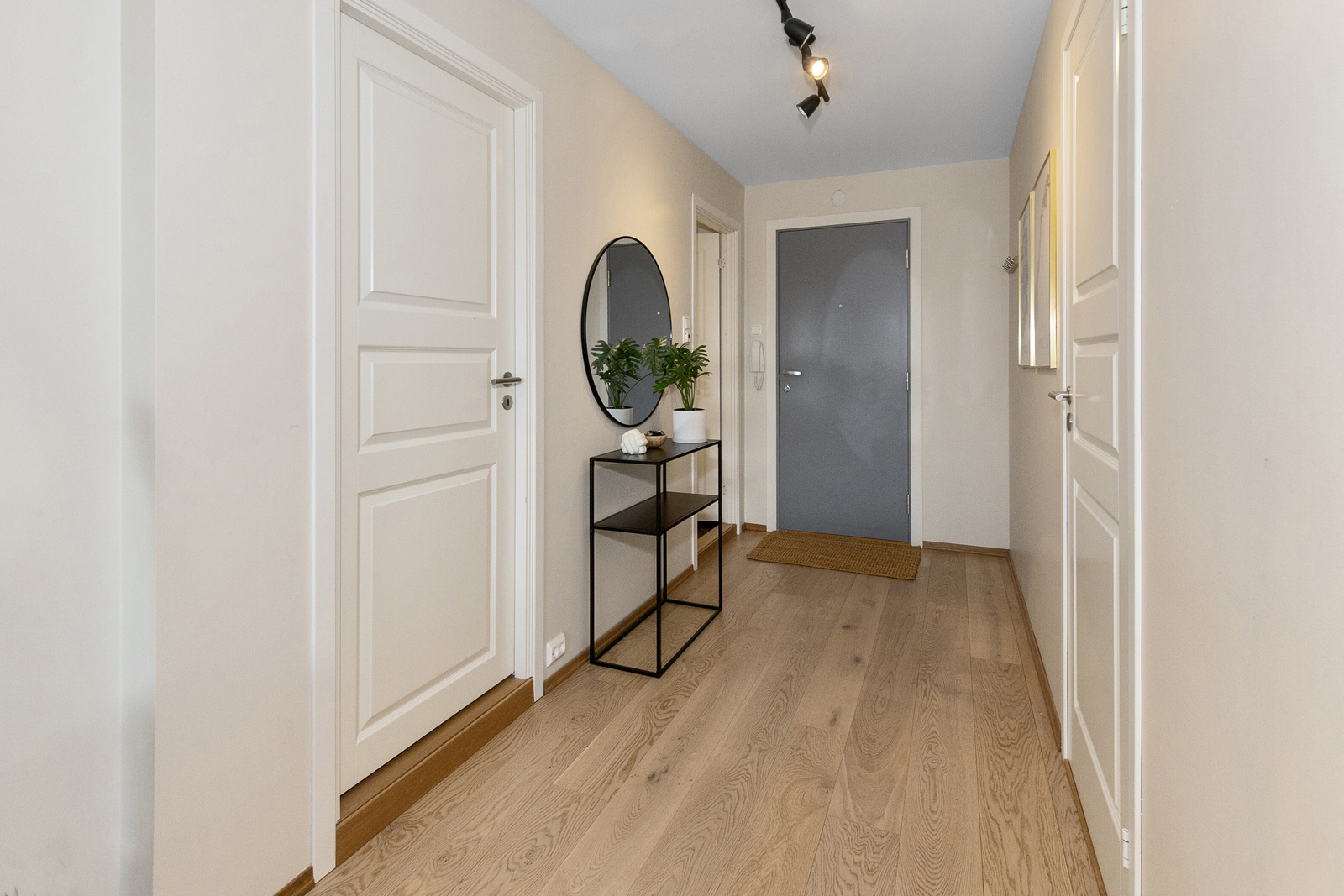 Romslig gang som ønsker velkommen inn