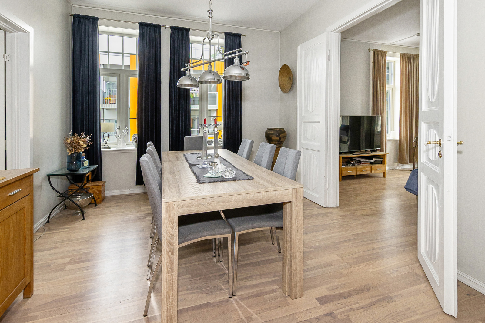 God plass til romslig spisebord