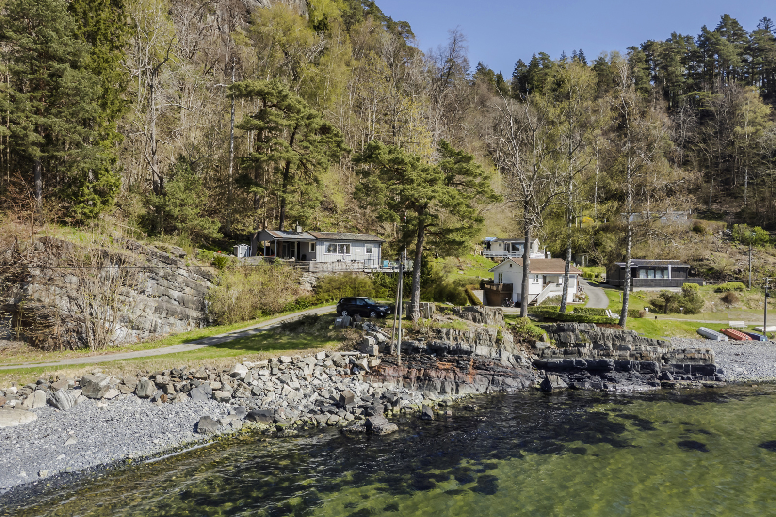 Tett på havet med bademulighet fra fjellet rett nedenfor hytta, eller sandstrand noen 10 talls meter bortenfor