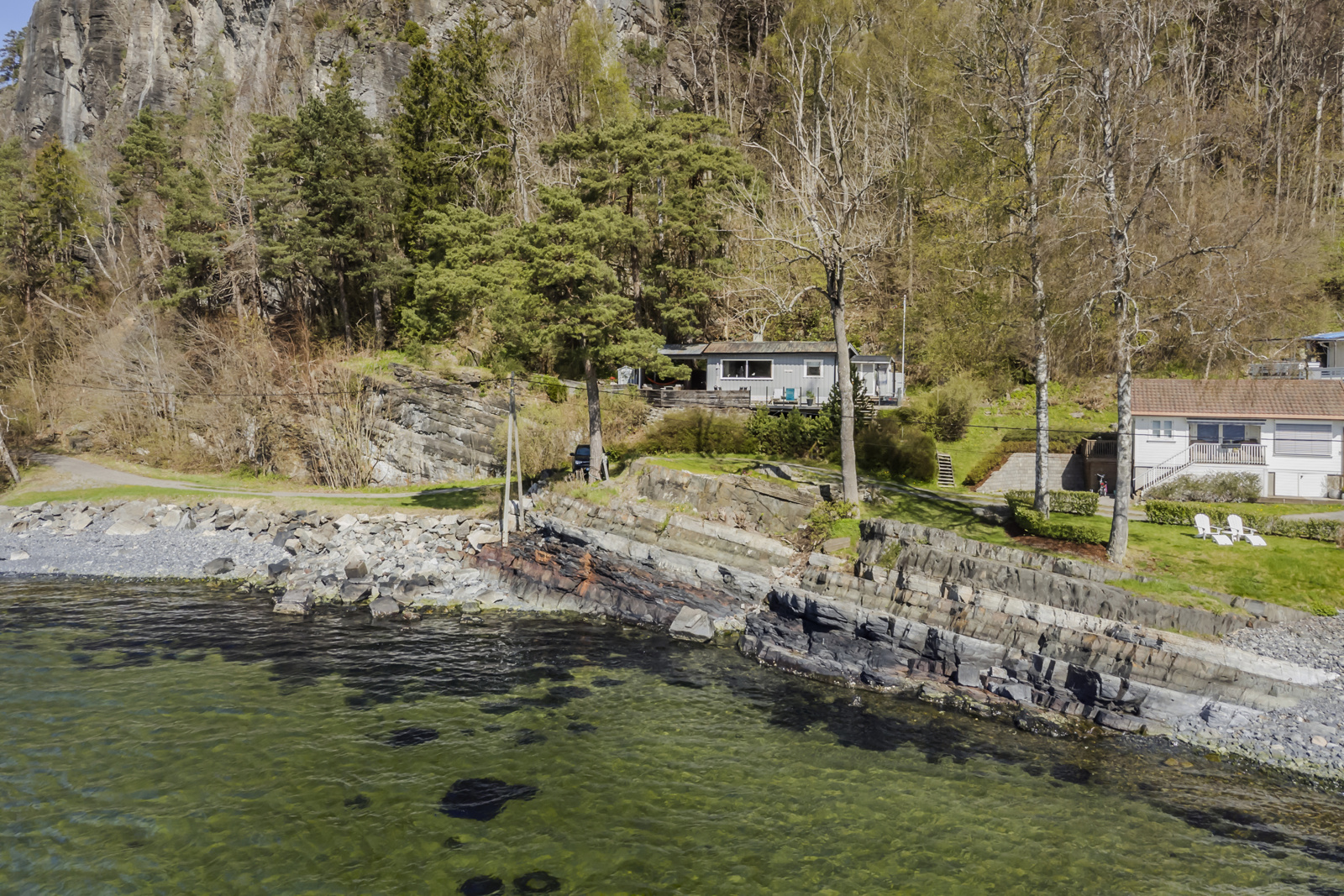 Det er sommervann og bilvei frem til hytta, nåværende eier leier parkering ved veien, rett nedenfor hytta