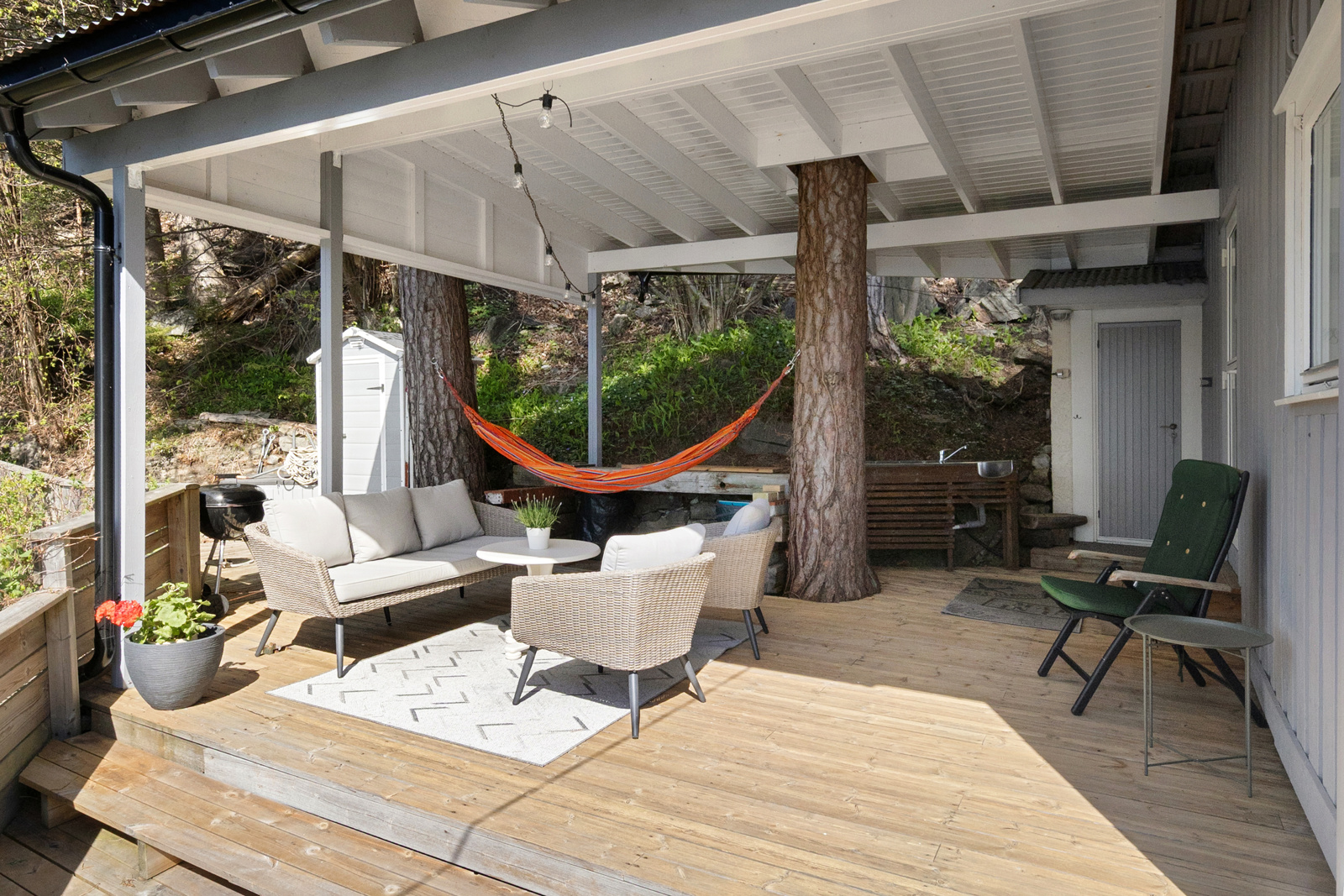 Uteplass mot sydvest, sjarmerende med furua som midtpunkt