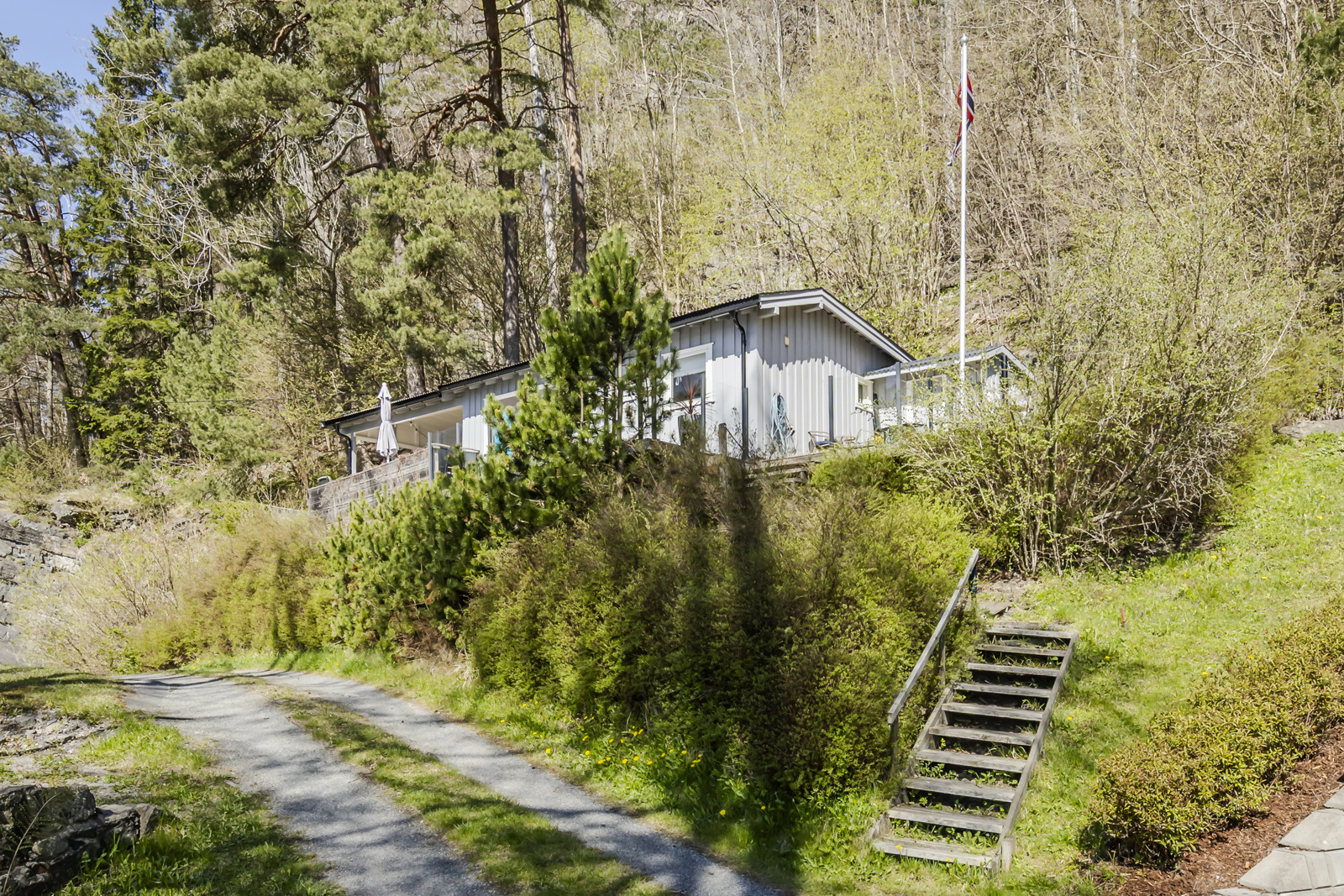 Hytta ligger usjenert ovenfor den stille blindveien med kun 11 hytter innenfor. Vegen brukes også som turvei for fotturister. Tursti oppover i skogen starter rett bortenfor hytta