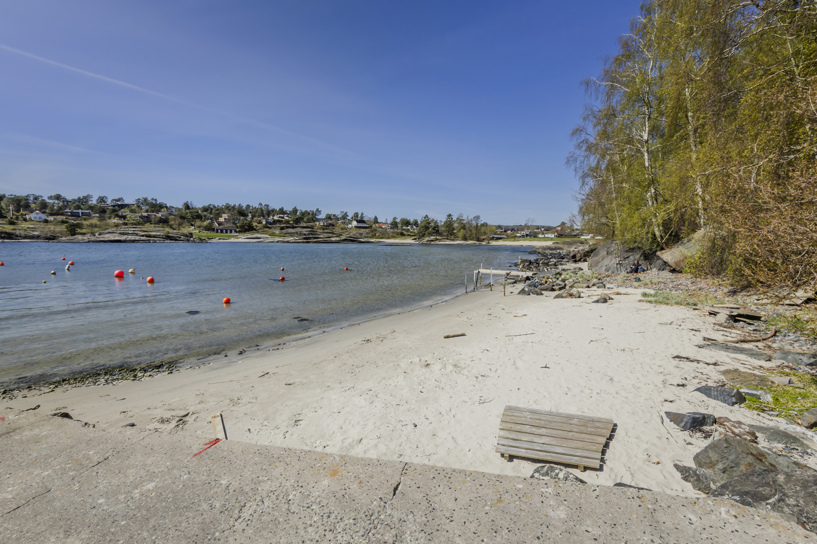 Sandstranda, rett innenfor moloen, langgrunn og skjermet for vær og vind