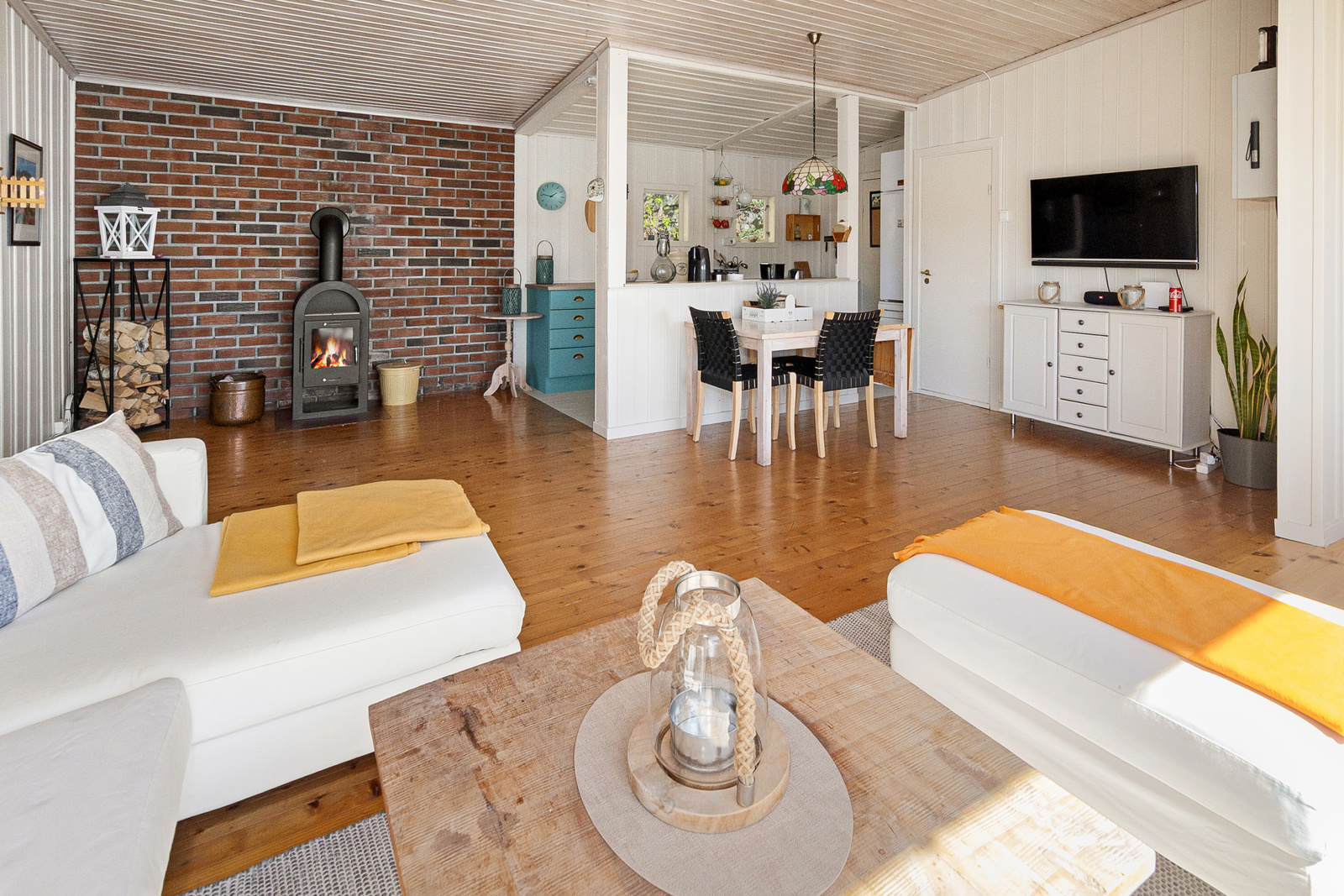 Fra stuen - hytta selges møblert - klart til bruk!