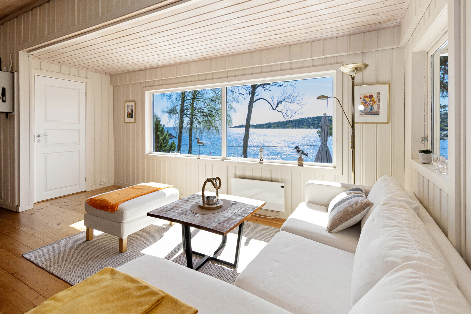 Fra stuen, selger har utvidet stuen slik at det som før var overbygget terrasse nå er inlemmet i stuen (utvidelsen er ikke byggemeldt)