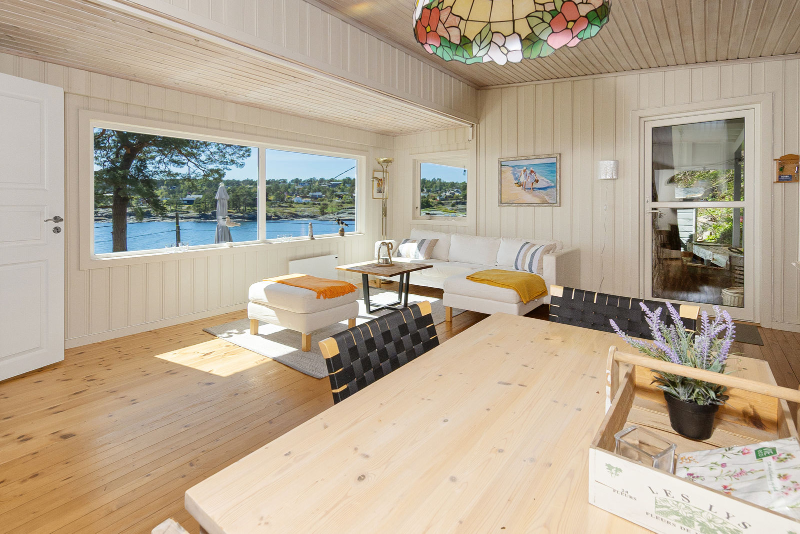 Fra åpen kjøkkenløsning mot stuen