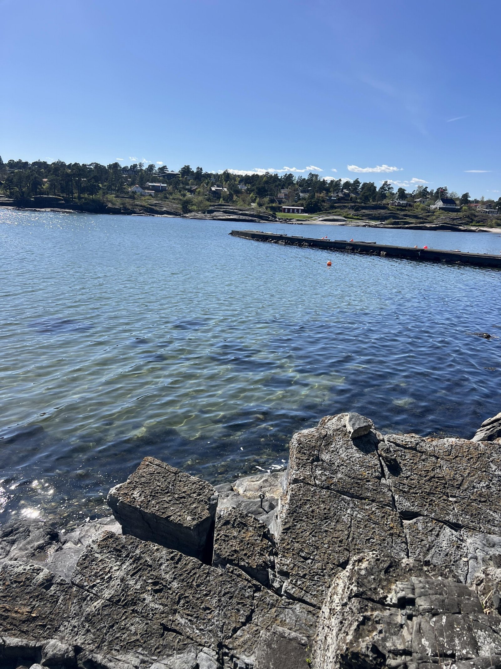 Selger leier båtfeste og har moring til bøye, rett nedenfor hytta. Passer for mindre båter.