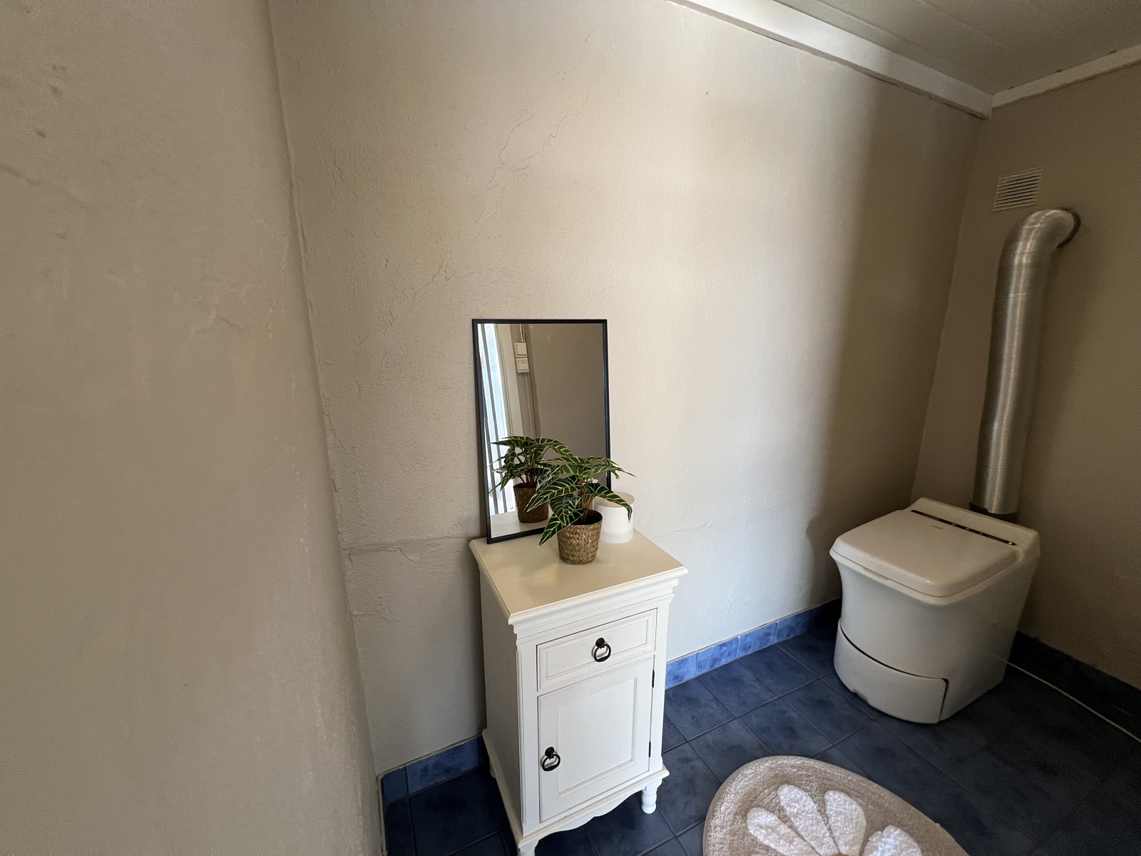 Toalettrom med forbrenningsdo