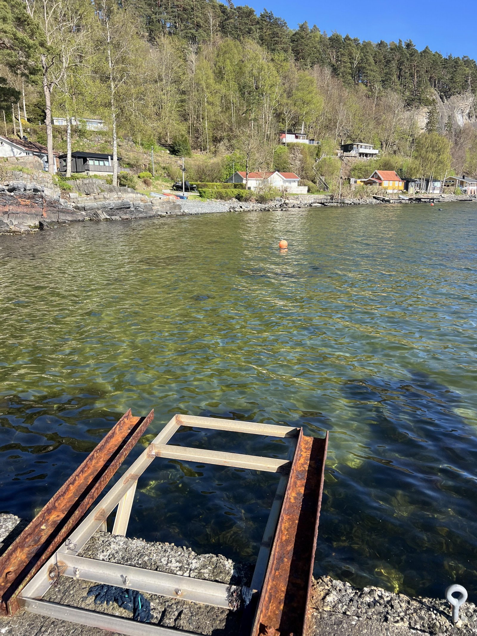 Selger leier båtfeste med bøye på moloen. Her har selger hatt 20 fots båt liggende sommerstid.