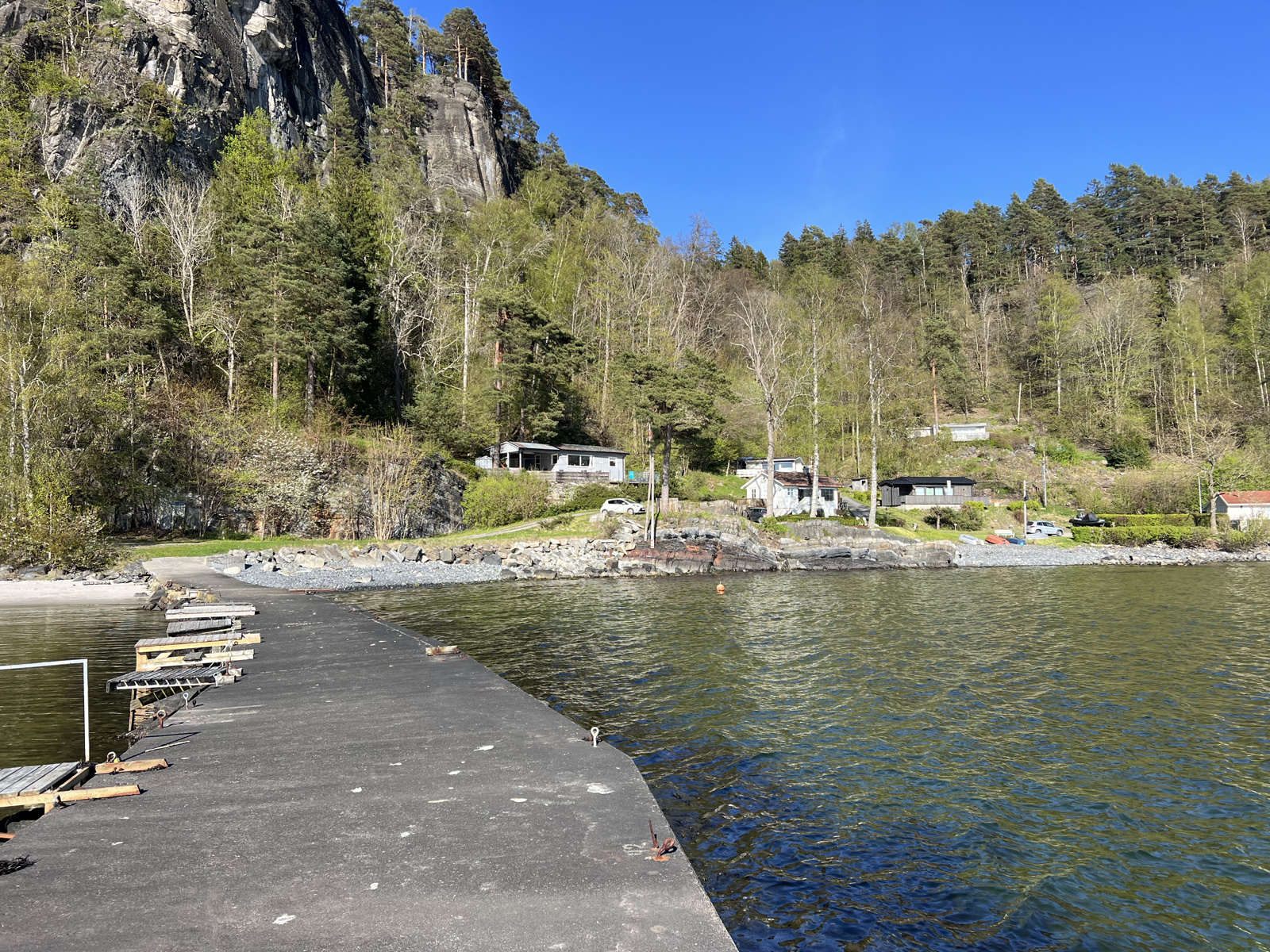 Bilde tatt fra moloen, retning hytta