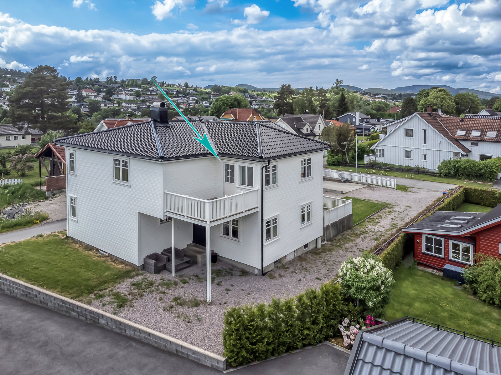 Leiligeten har inngang under terrassen. Terrasse også mot morgensolen i øst. 