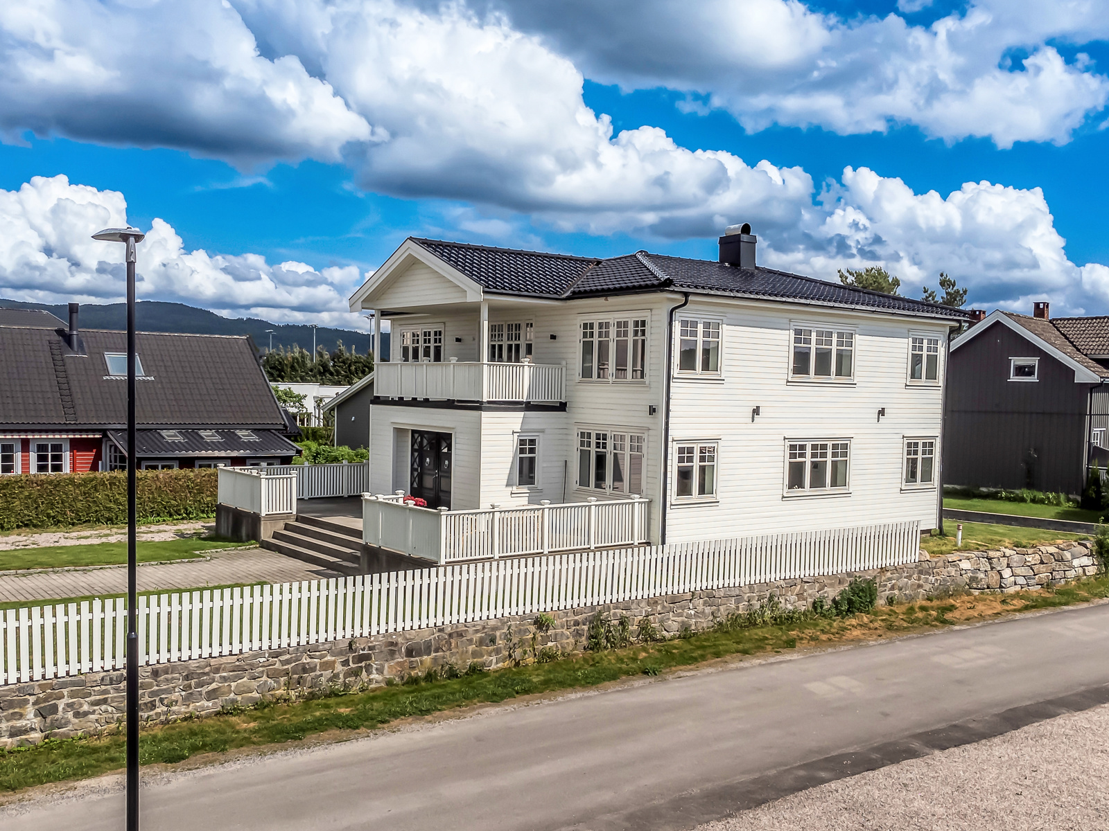 Leiligheten ligger i 2 etasje i en herskapelig 2-mannsbolig. Overbygget vestvendt terrasse over inngangspartiet til leiligheten i 1. etasje.