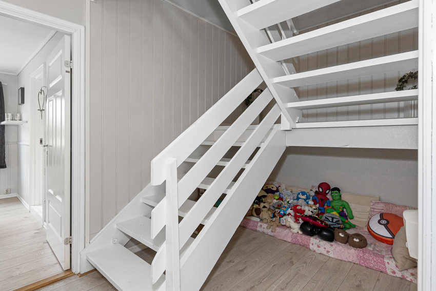En liten lekestue under trappen. Et yndet 