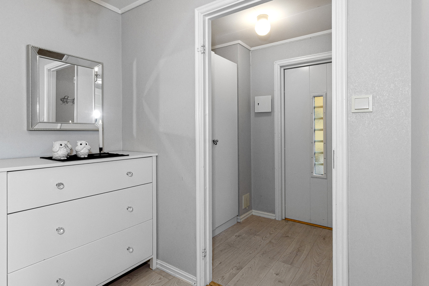 Entre med garderobeskap. Videre kommer du inn i hall/ trapperom hvor det også er plass til skuffseksjon eller garderobeskap.