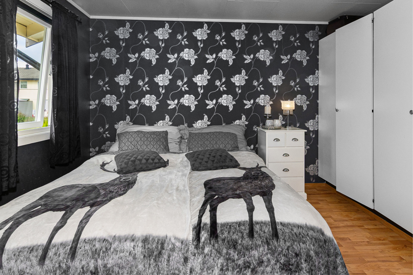 Stor soverom med god plass til dobbeltseng og garderobeskaper.