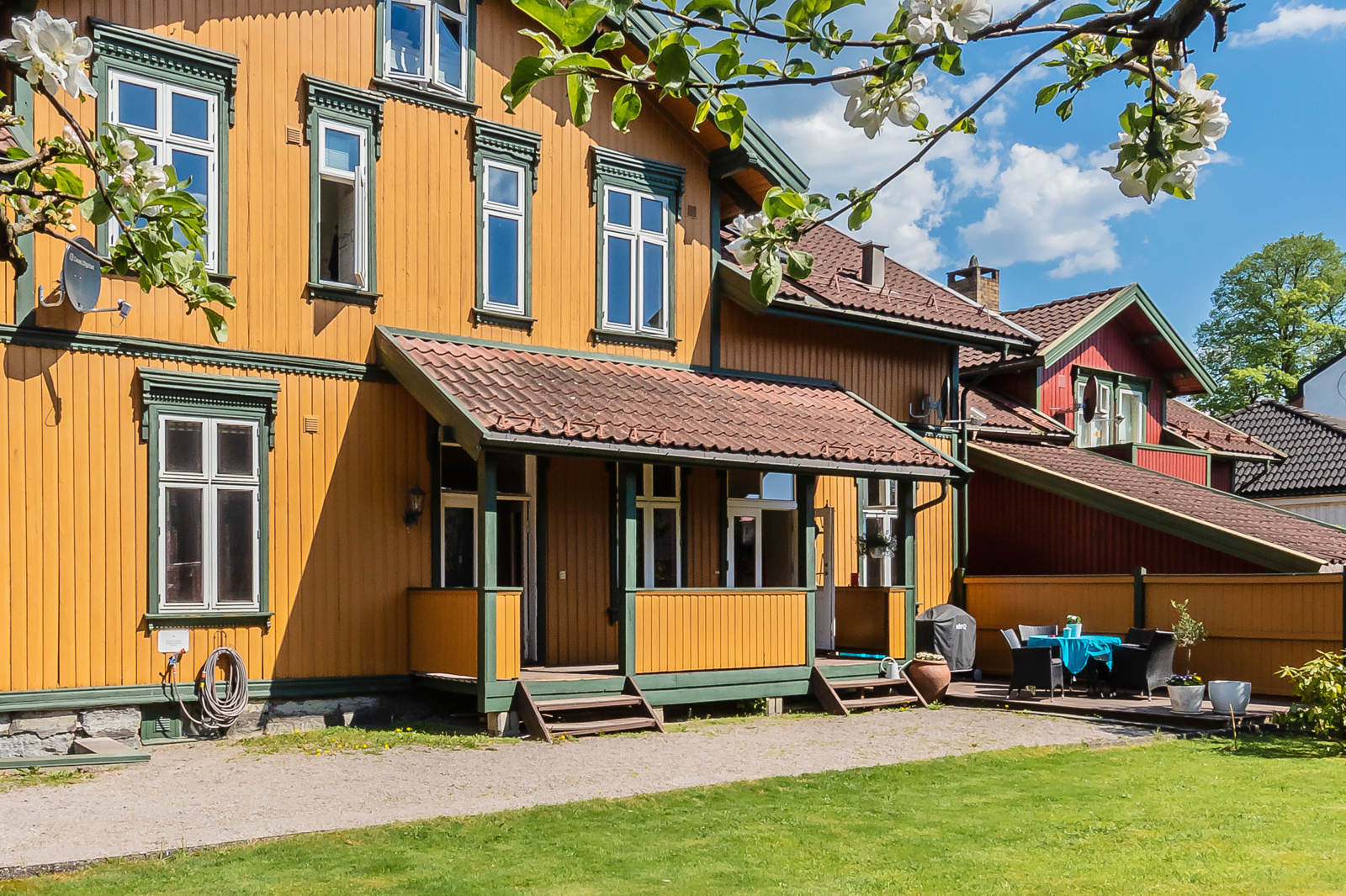 Hyggelig inngangsparti og hage.