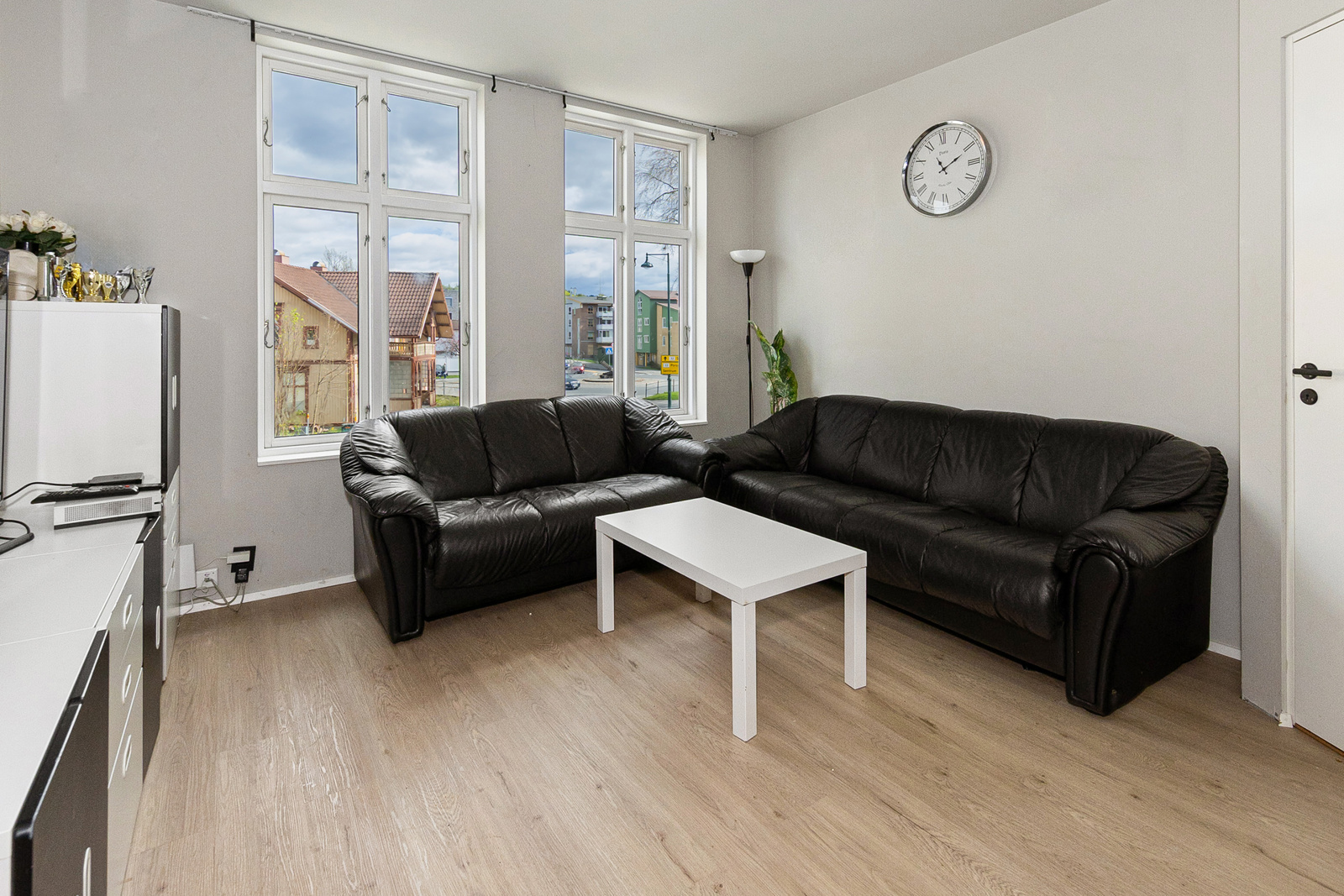 I ytterste del av rommet er det god plass til en stor TV-lounge.