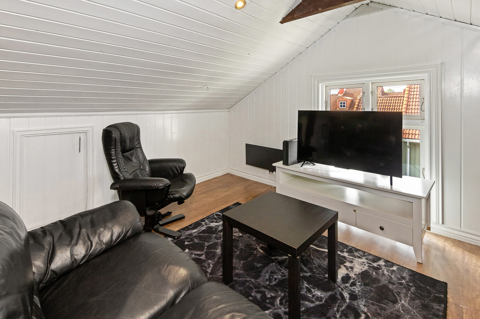 Her er det rikelig med plass til seng og en tv-krok (Ikke godkjent som soverom hos Skien kommune). 