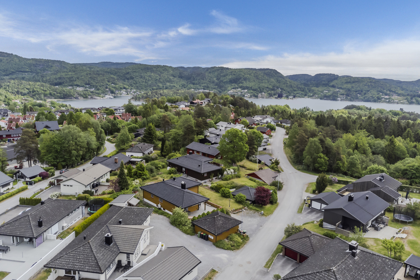 Fra boligen er det kort vei til Eidangerfjorden med båthavner og fine badplasser som Mule Varde og Olavsberget